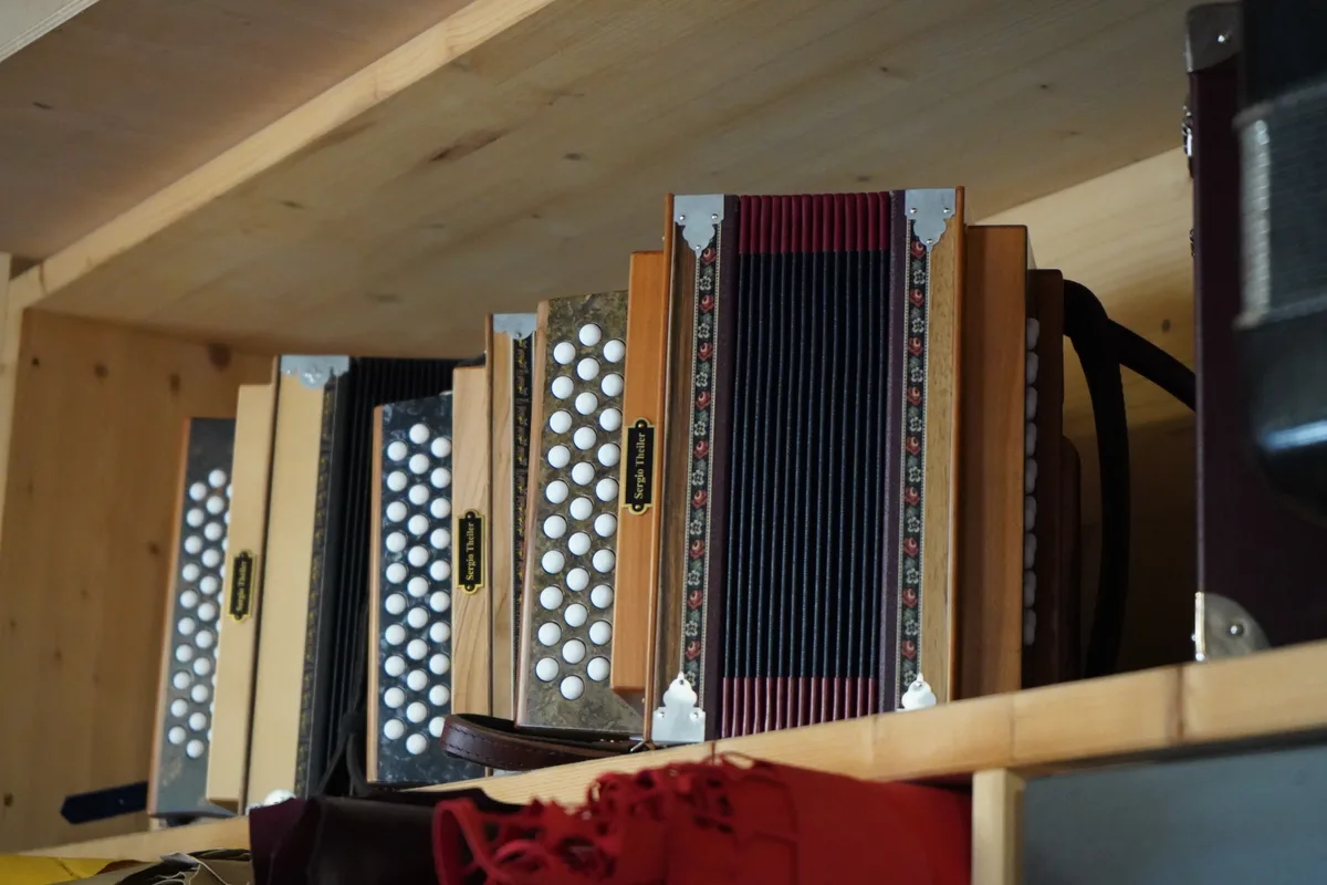 Es sind zwei Schwyzerörgeli zu sehen, die Sergio Theiler gebaut hat.